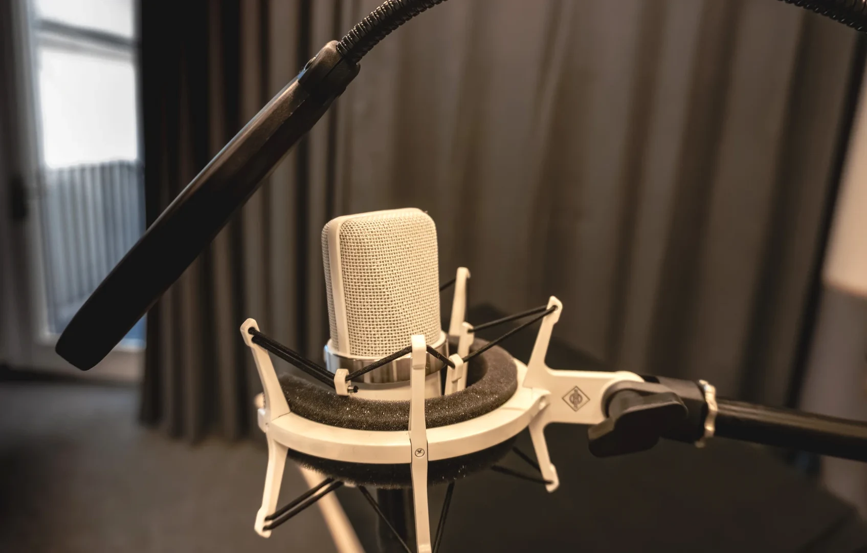 Weißes Großmembranmikrofon in einem Aufnahmestudio