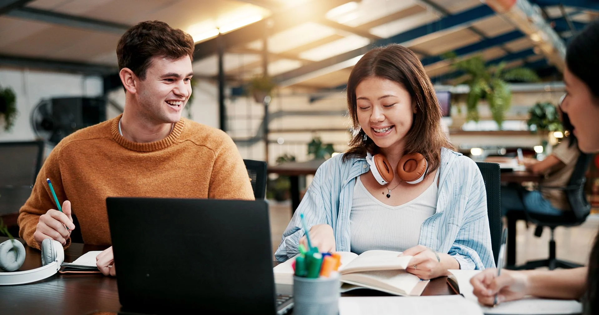 Students working together informal COLOURBOX 67571404.jpg