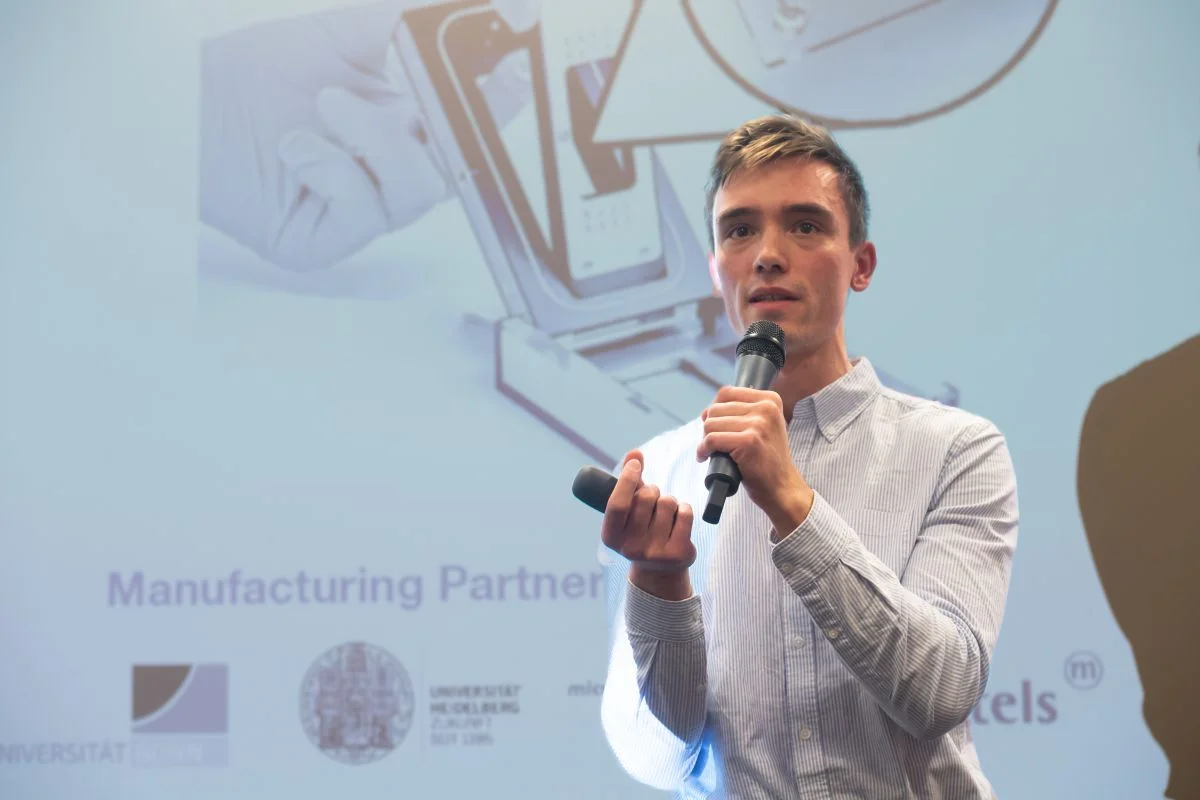 Yaroslav Zaplatnikov pitcht beim Ideenwettbewerb 2024