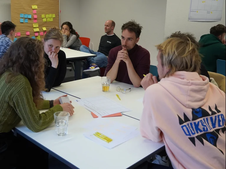 Teilnehmer*innen arbeiten in Arbeitsphasen an ihren Projekten