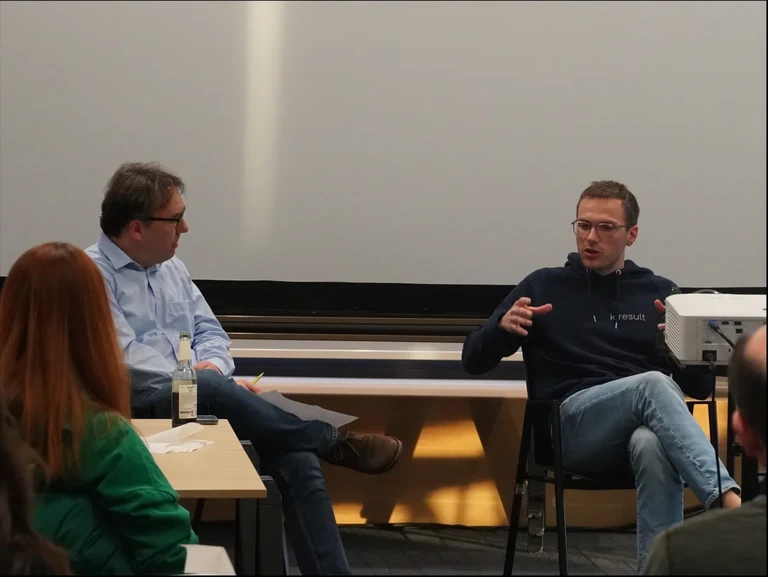 Nils Stausberg von Kiresult beim Gründungsstammtisch