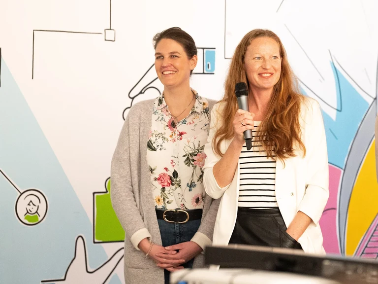 Anna Müller und Natascha Buhl (vlnr.) vom Transfer Center enaCom