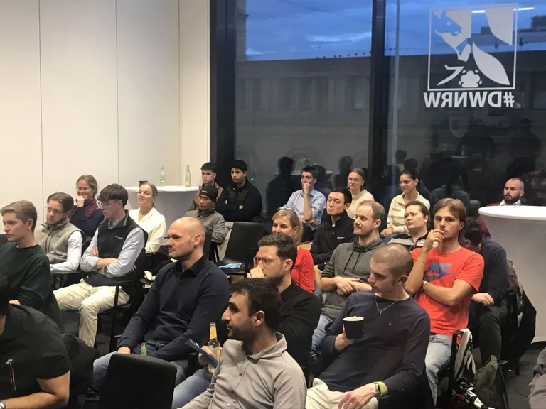 Student*innen folgen den Berichten der Unternehmer*innen