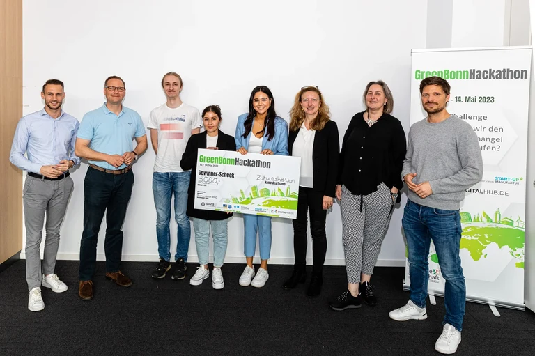 v.l.n.r.: Calvin Deppisch, Mirko Heid, Martin Halbfas, Asma El Majjaoui, Samar Reguigui, Sandra Speer, Prof. Dr. Michaela Wirtz und Eiko Gerten