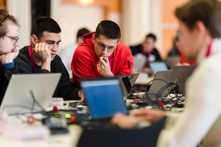 Teilnehmer beim Hackathon bei der Arbeit