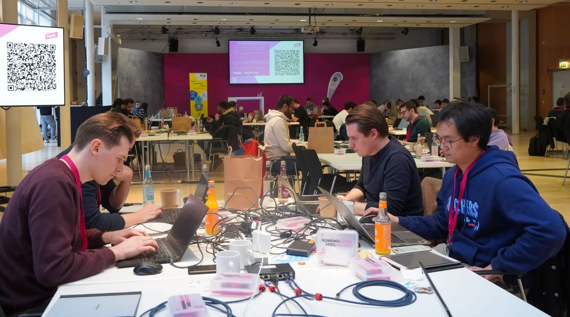 Teilnehmer beim Hackathon bei der Arbeit