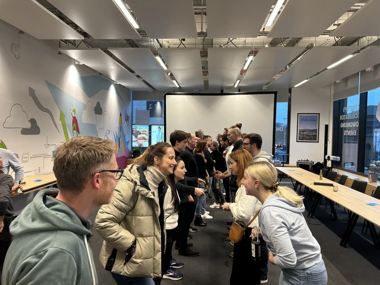 Teilnehmer*innen beim Speed-Dating