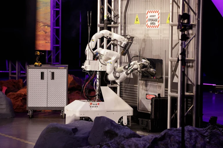 Roboter im Einsatz - Avatar-Roboter beim blinden Ertasten eines Steins.