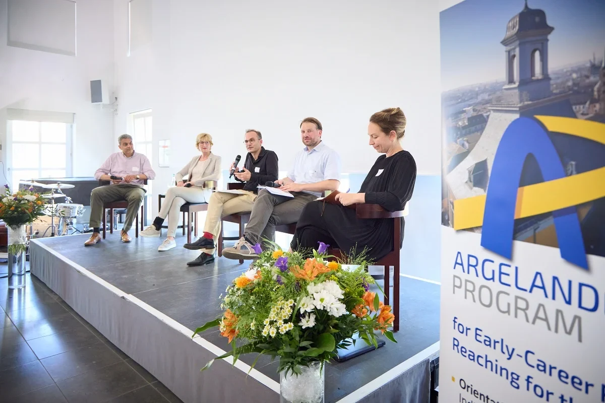 Prof. Dr. Kaldewey moderiert die Paneldiskussion