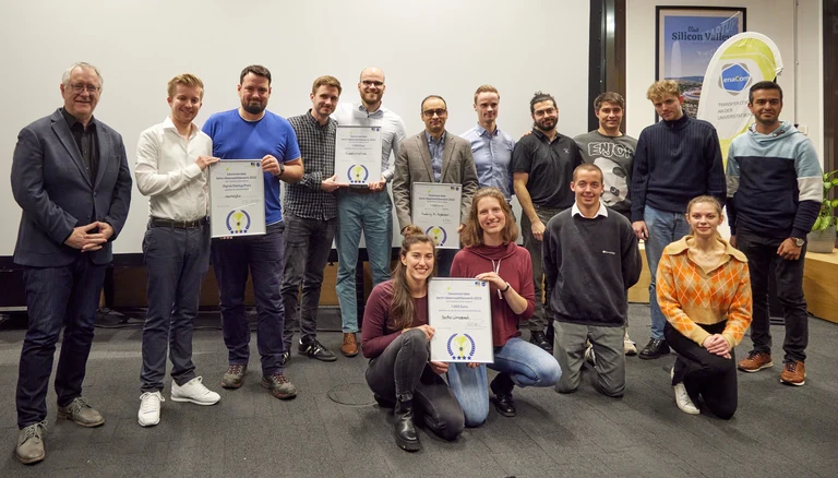 Die nominierten Teams mit Rektor Michael Hoch (re.) beim Ideenwettbewerb 2022