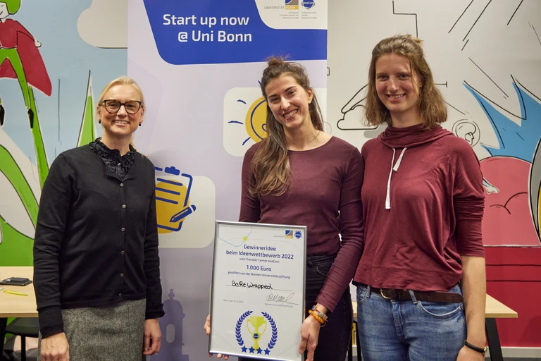 Das Team "BeReWrapped" mit Jurymitglied Prof. Dr. Dagmar Wachten von der Bonner Universitätsstiftung