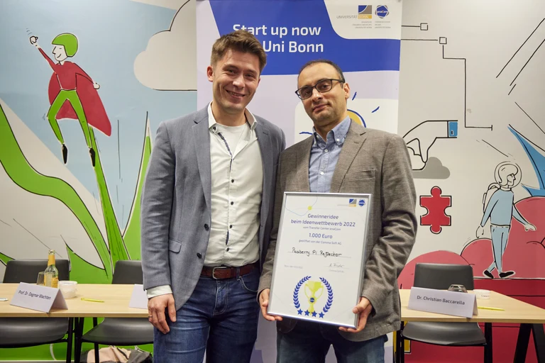 „Raspberry Pi Reflector“ von Dr. Makan Karegar zusammen mit Jurymitglied Dr. Andrej Fischer von der Comma Soft AG