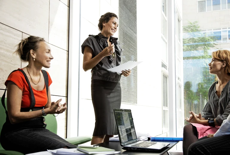 Frauen gründen immernoch seltener als Männer ein Start-up. Das Transfer Center enaCom arbeitet daran, das zu ändern.