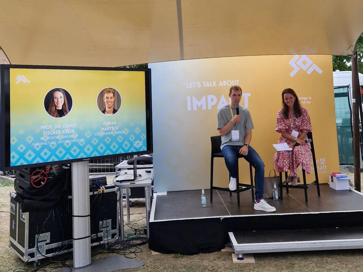 Fabian Mantsch (Taxpeer) und Prof. Denise Fischer-Kreer auf der Impact-Bühne