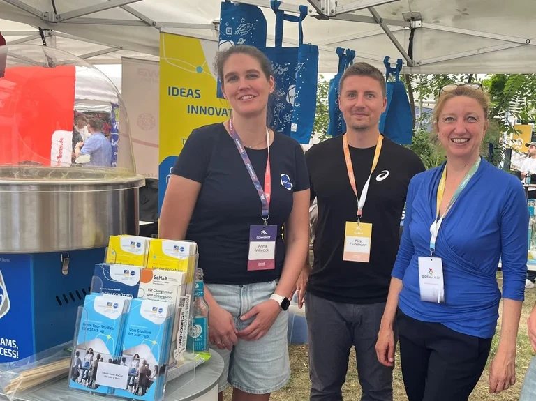 Start-up Coaches Anna Villwock, Nils Flüthmann, sowie Sandra Speer, Leitung Transfer Center enaCom (vlnr)