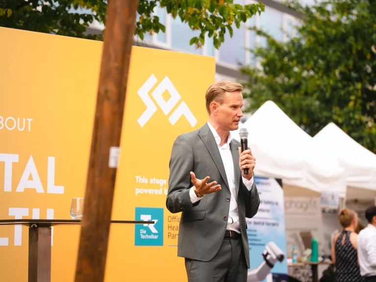 Prof. Hendrick Streeck spricht auf der Digital Health-Bühne