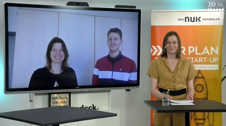 Das Team von ClingTechBionics, Dr. Petra Ditsche und Christian Grünewald, zusammen mit der Moderatorin Anna-Lena Kümpel bei ihrer Prämierung beim NUK-Businessplan-Wettbewerb.