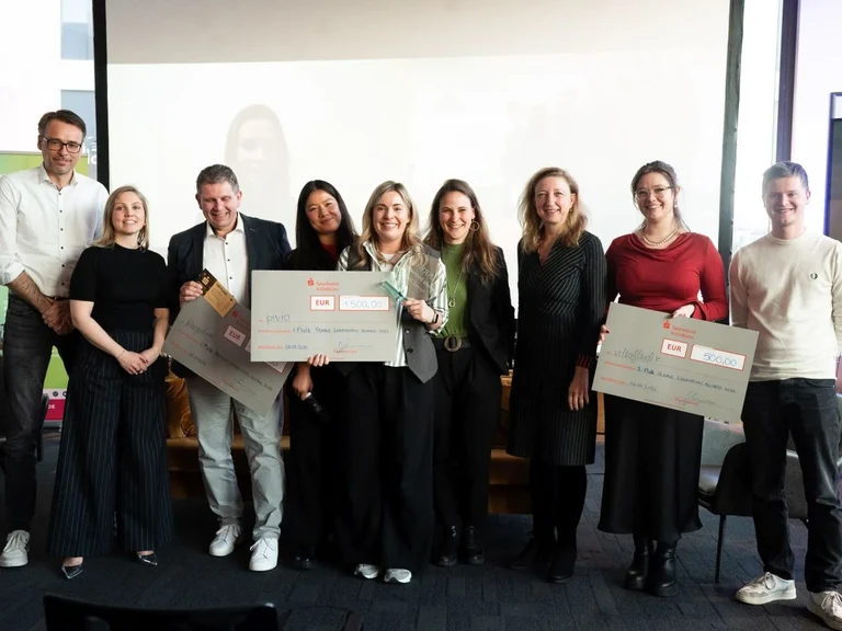 Gewinnerinnen und Jury des Female Innovation Awards NRW