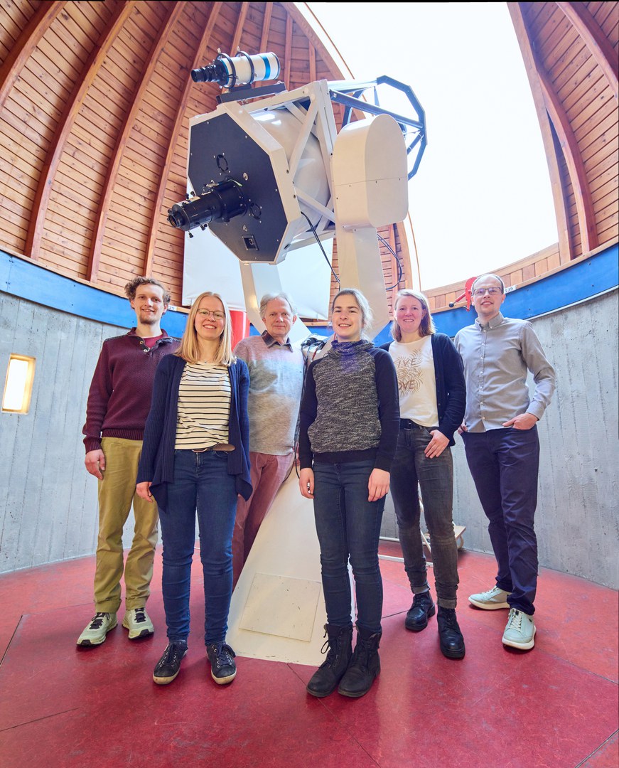 Im Argelander-Institut für Astronomie (von links): - David Ohse, Johanna Rätz, Prof. Dr. Frank Bertoldi, Lara Becker, Dr. Birgit Westernströer und Dr. Florentin Schmidt.