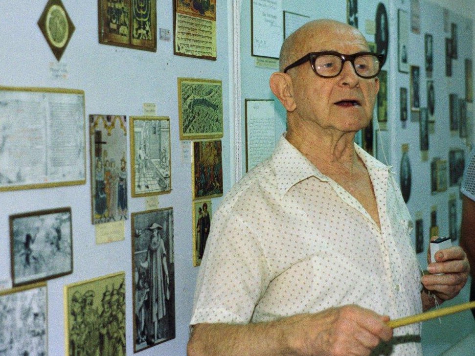 Ysrael Schiloni, 1988, im Jeckes-Museum in Israel