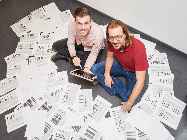 Inmitten vieler anonymisierter Umfragezettel: