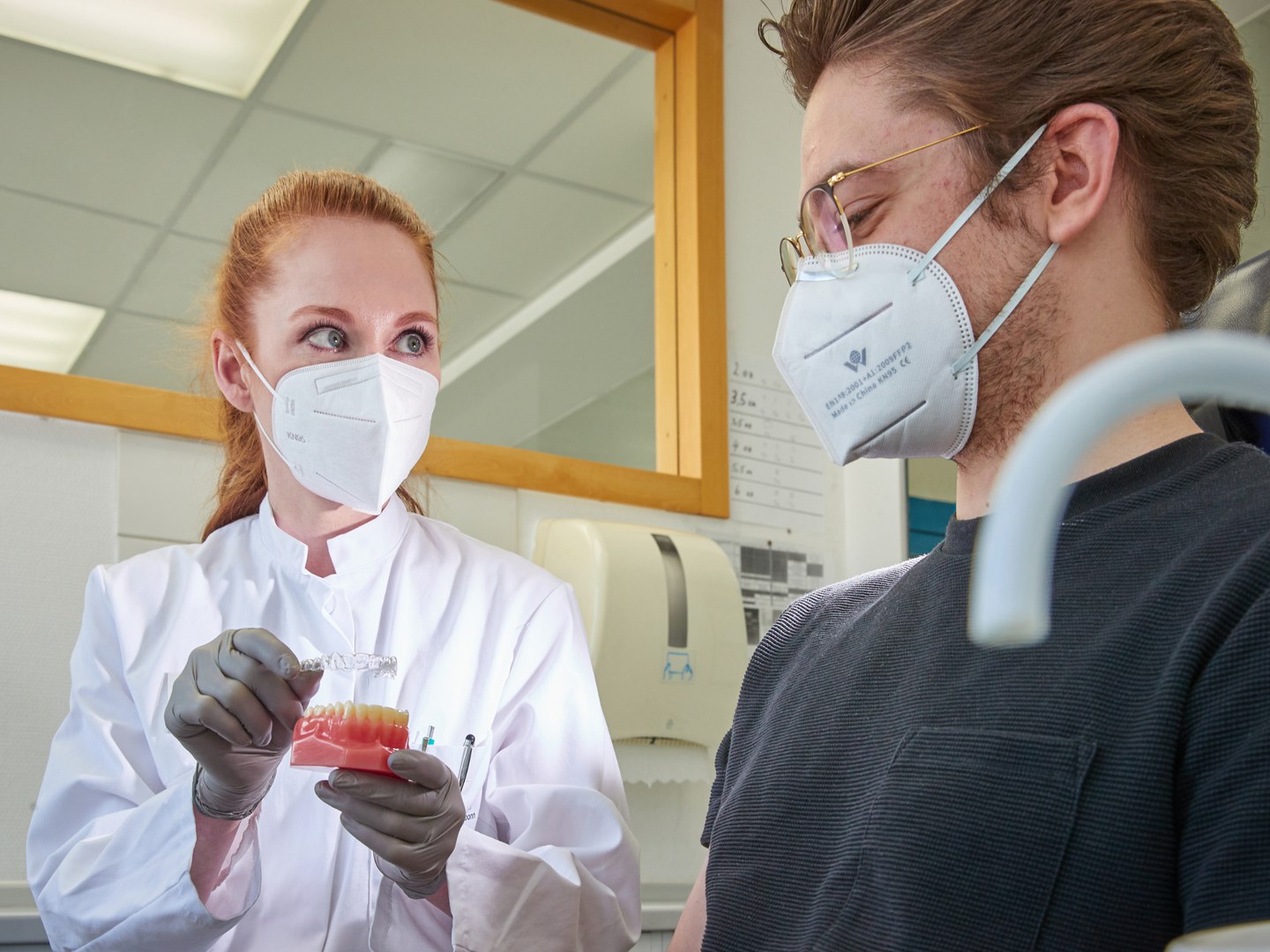 Therapie mit transparenten Zahnschienen: