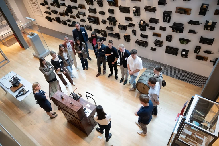 Die Studierenden mit Deutschlandstipendium der Periode 2022/23 trafen sich zu ihrem zweiten Austausch und konnten bei einem Empfang im Arithmeum ihre Kontakte zu den Fördernden und anderen Studierenden intensivieren.