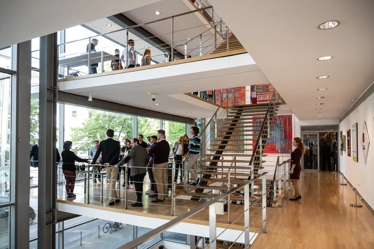 Die Studierenden mit Deutschlandstipendium der Periode 2022/23 trafen sich zu ihrem zweiten Austausch und konnten bei einem Empfang im Arithmeum ihre Kontakte zu den Fördernden und anderen Studierenden intensivieren.