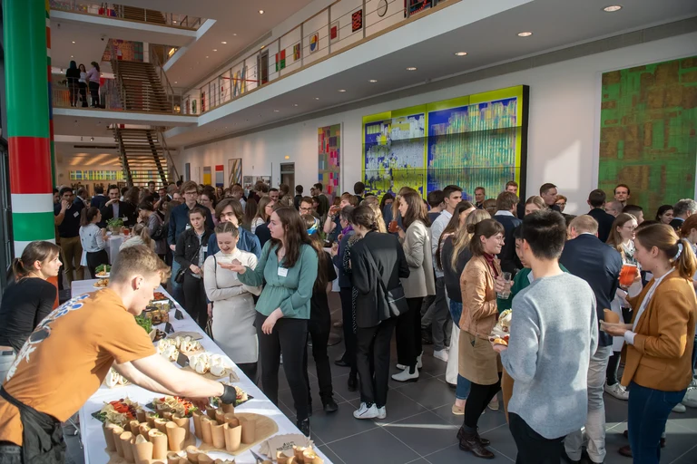 Die Studierenden mit Deutschlandstipendium der Periode 2022/23 trafen sich zu ihrem zweiten Austausch und konnten bei einem Empfang im Arithmeum ihre Kontakte zu den Fördernden und anderen Studierenden intensivieren.