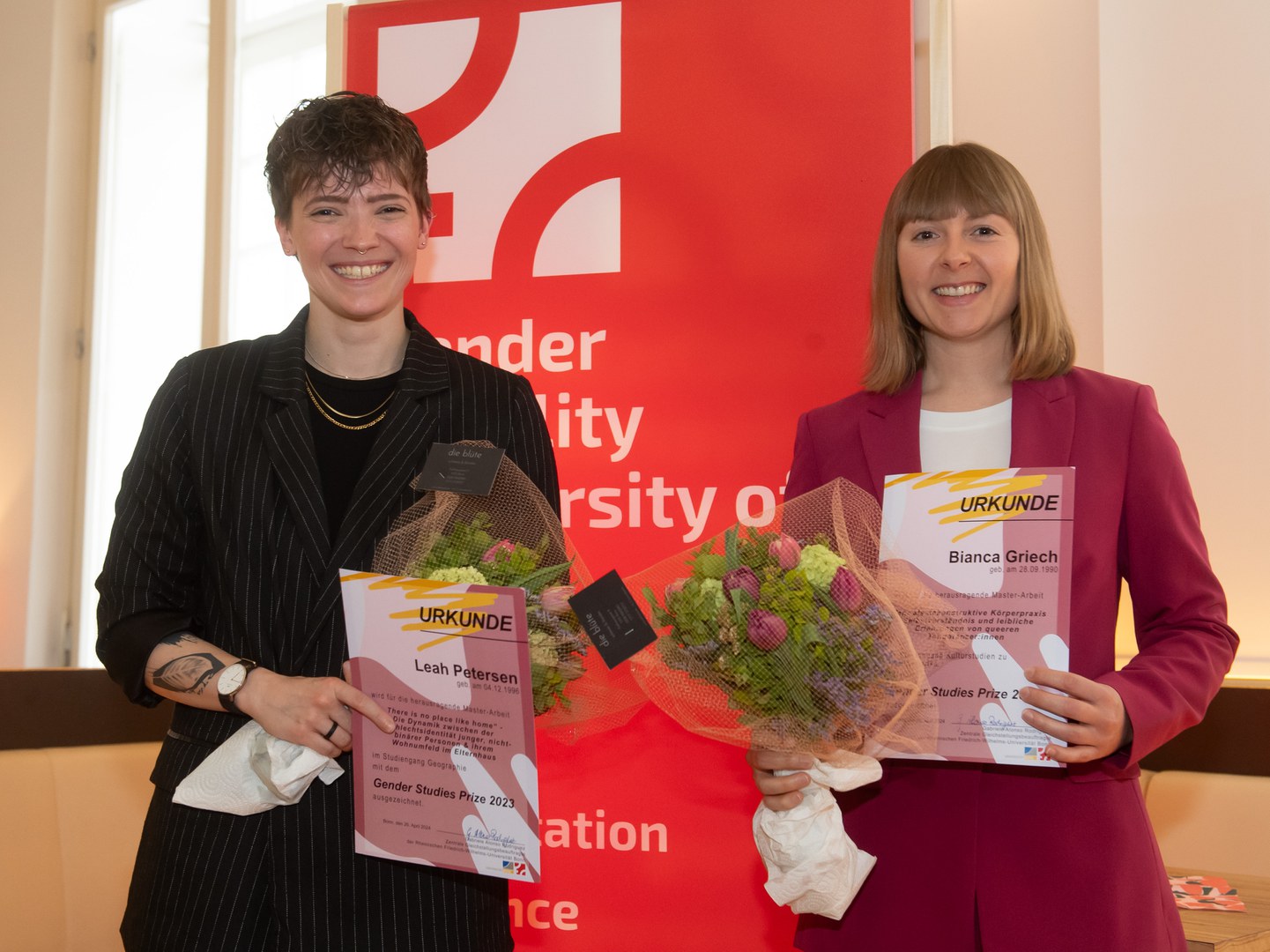 Leah Petersen (l.) und Bianca Griech freuen sich über den Gender Studies Prize 2023.