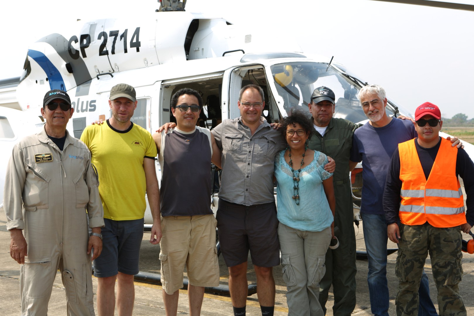 Die Autoren der Studie zusammen mit der Crew vor dem Hubschrauber, der den Lidar-Scanner über das Gebiet geflogen hat.