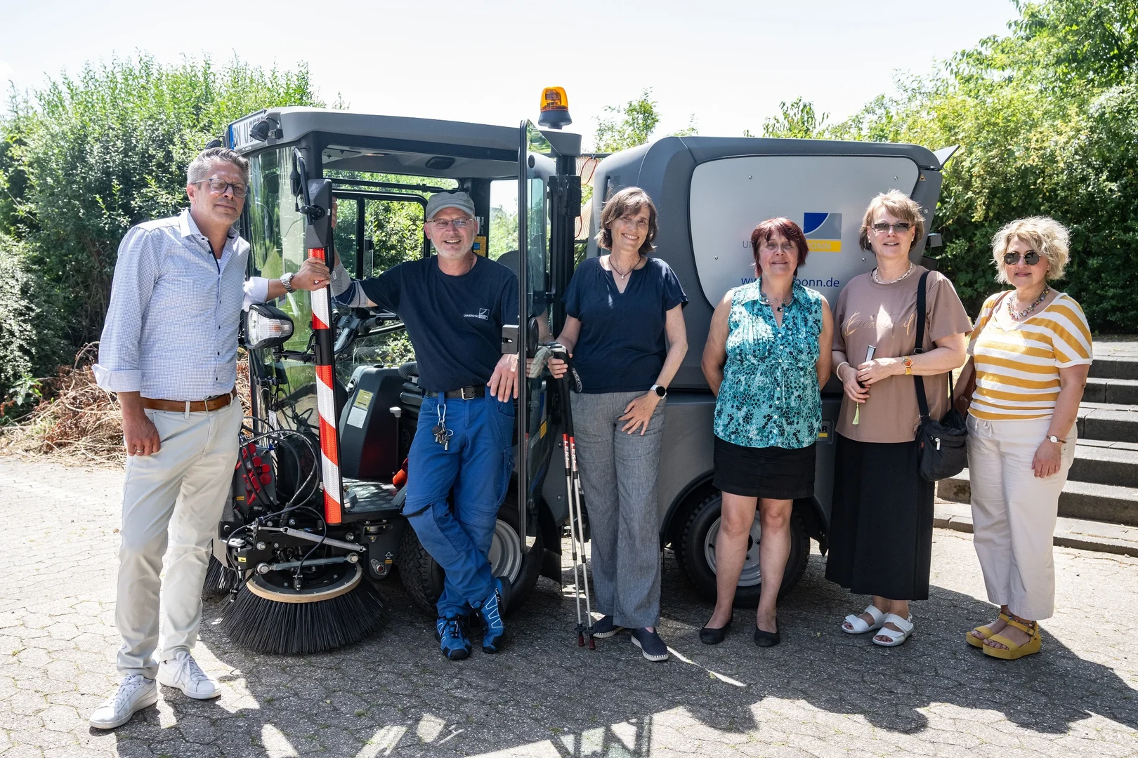 Die Uni Bonn hat vom LVR eine behindertengerechte Kehrmaschine überreicht bekommen