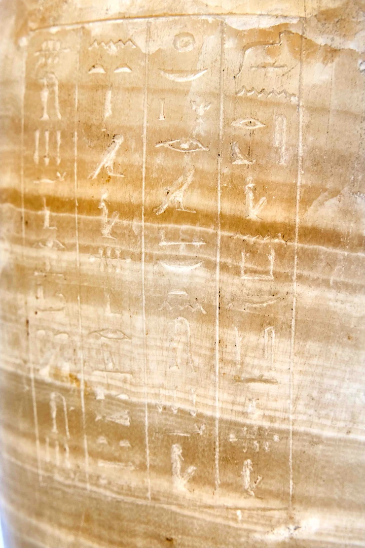 Die hieroglyphische Inschrift auf dem Kanopenkrug