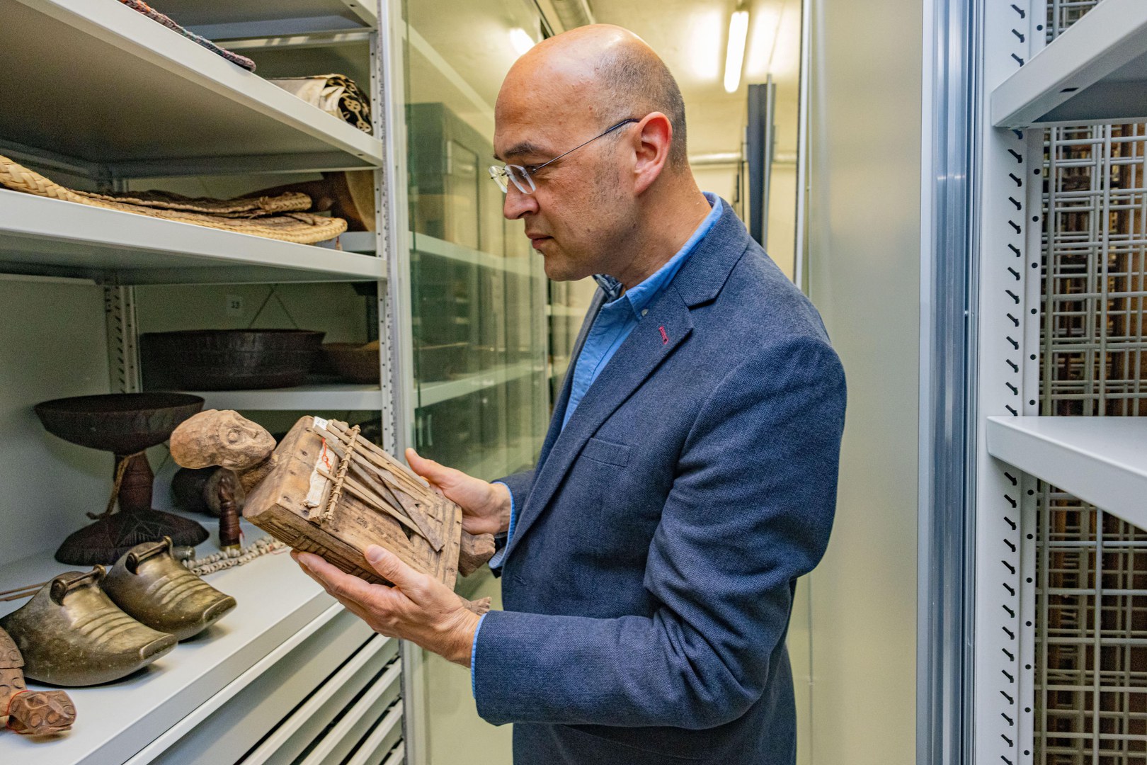 Der Anthropologe Prof. Dr. Paul Basu ist neuer Hertz-Professor an der Universität Bonn. Er setzt sich kritisch mit dem Erbe der westlichen Wissensproduktion auseinander – insbesondere, wie sich dieses Erbe in wissenschaftlichen Archiven und Sammlungen niederschlägt.