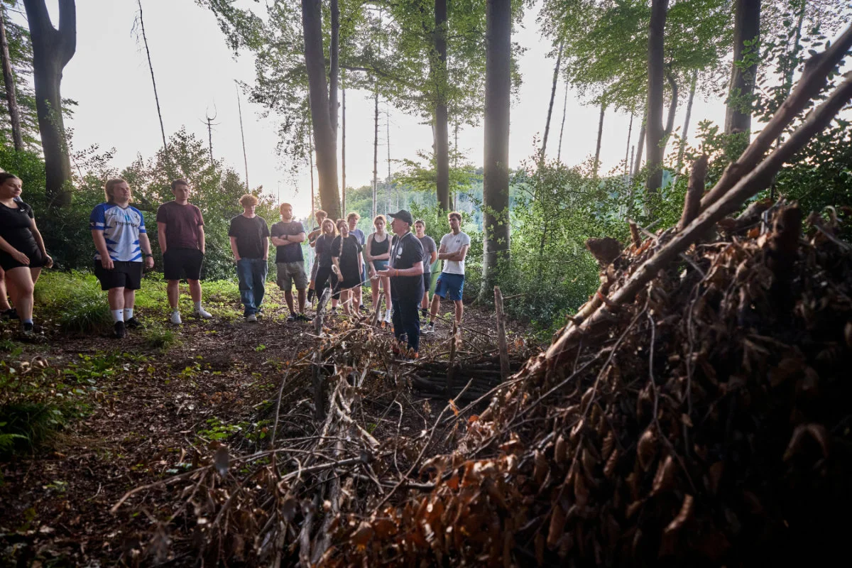 Im Wald zeigte Joey Kelly den jungen Mediziner*innen,