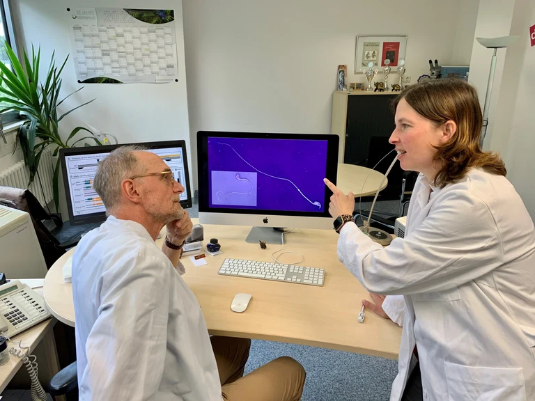 Dr. Lena Arévalo (re.) und Prof. Dr. Schorle (li.) diskutieren die Ergebnisse.