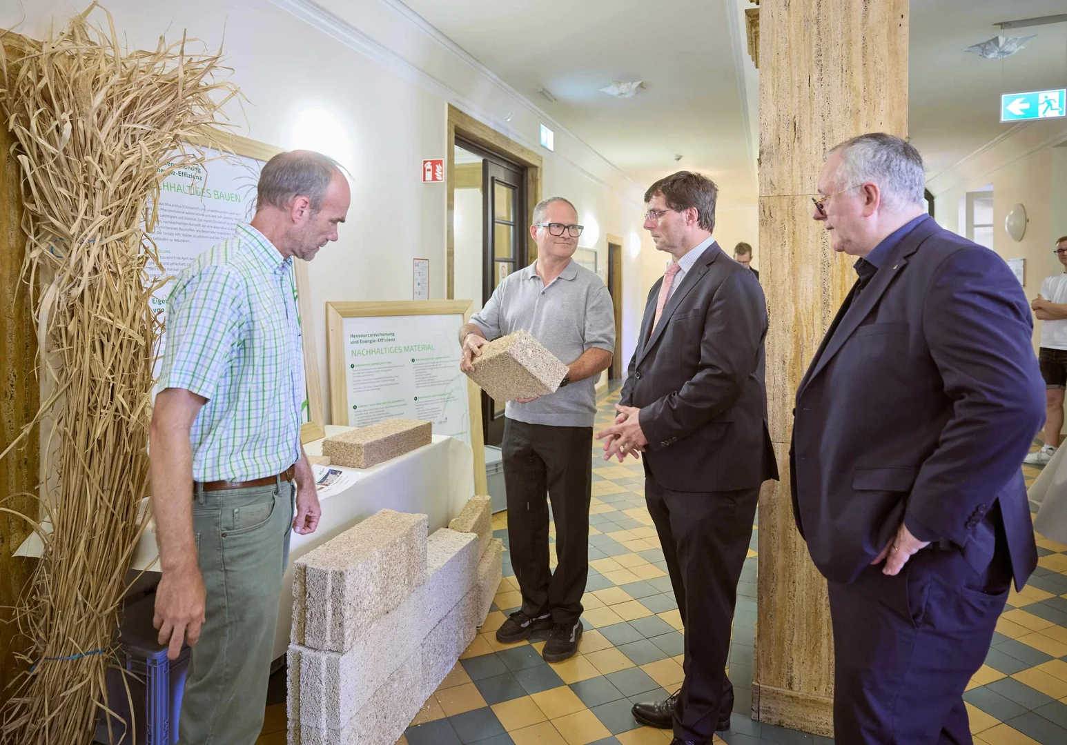 Minister mit Miscanthus