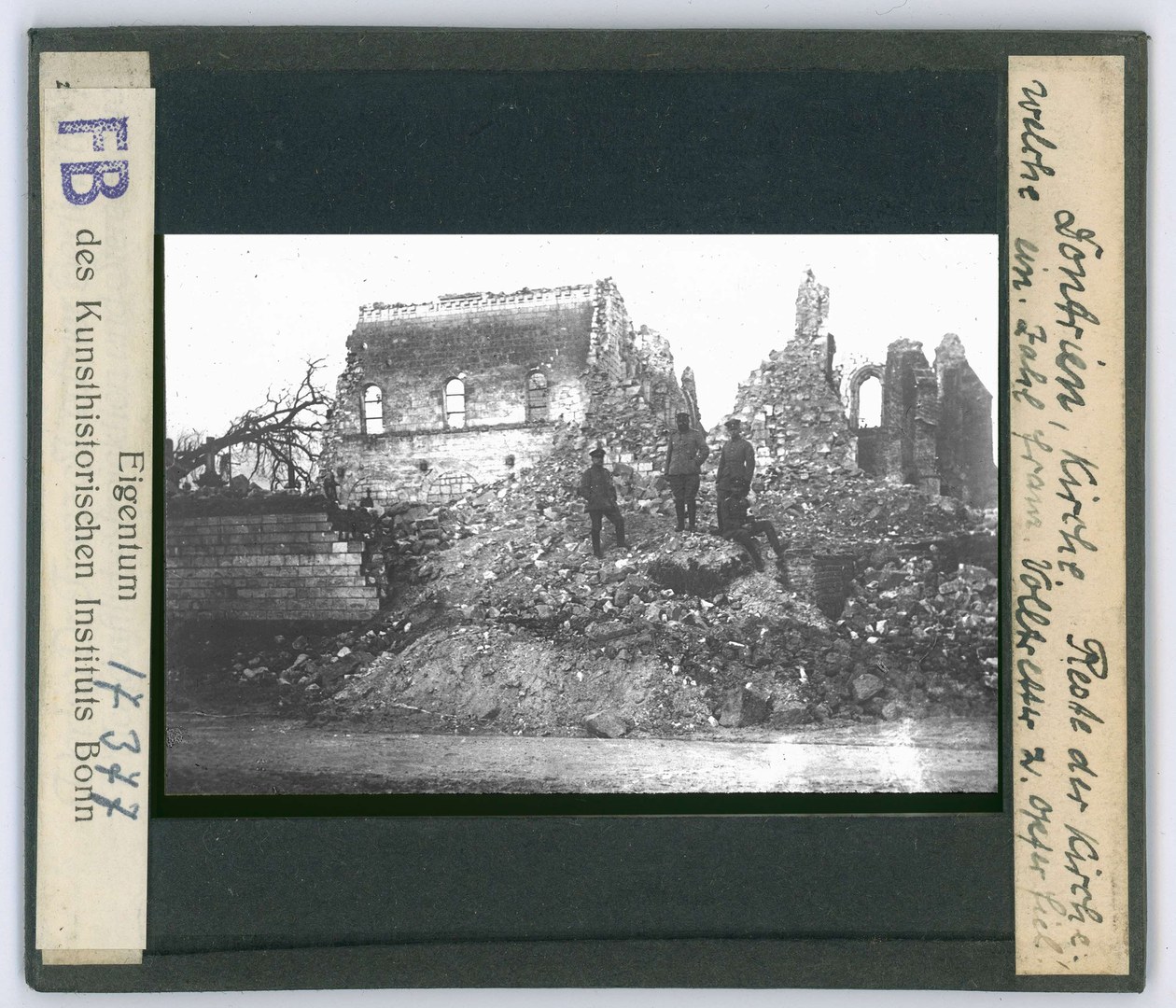 Soldaten auf den Trümmern der Kirche von Dontrien (Marne)