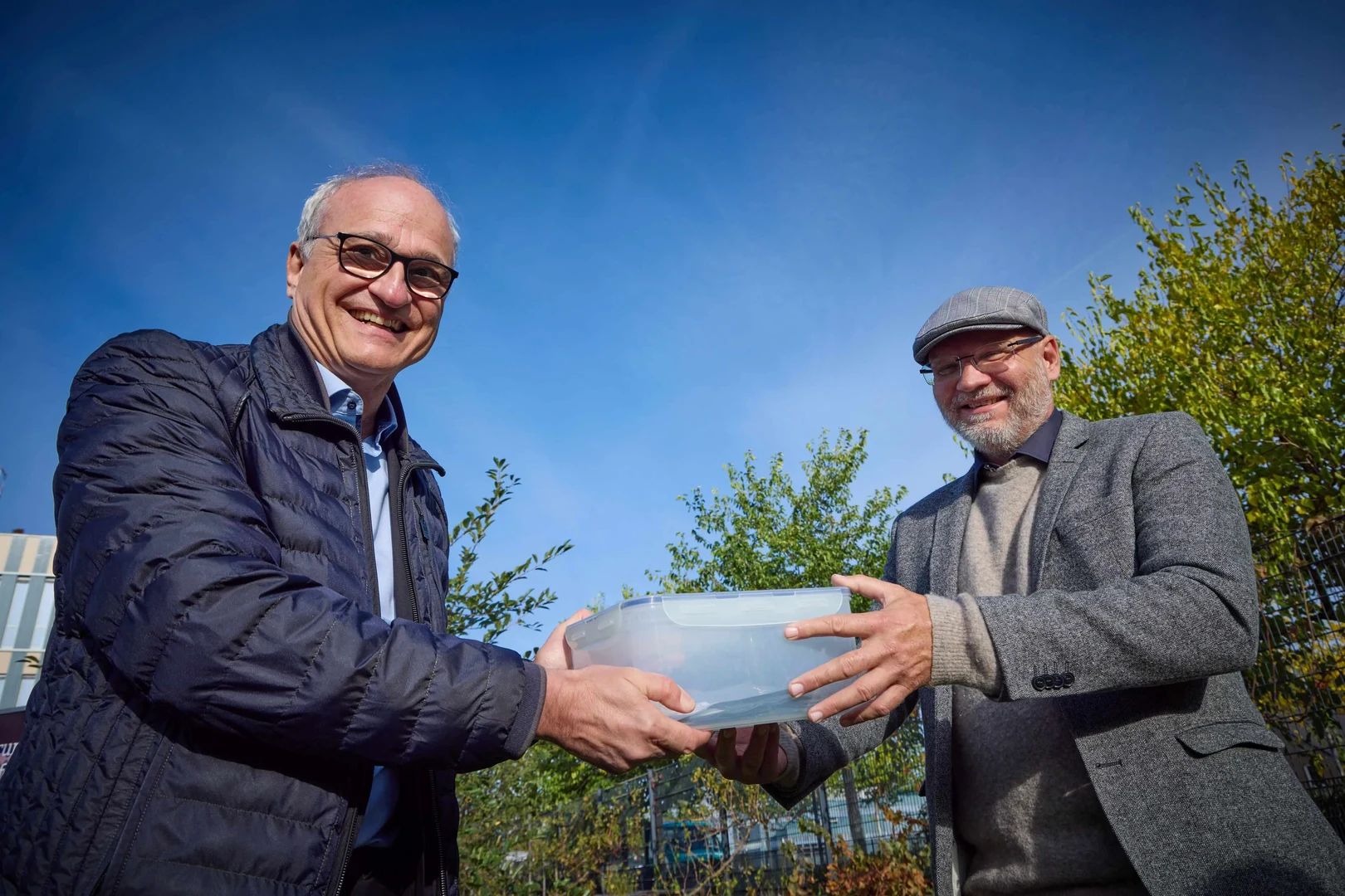 Übergabe des Saatguts im Nutzpflanzengarten der Uni Bonn