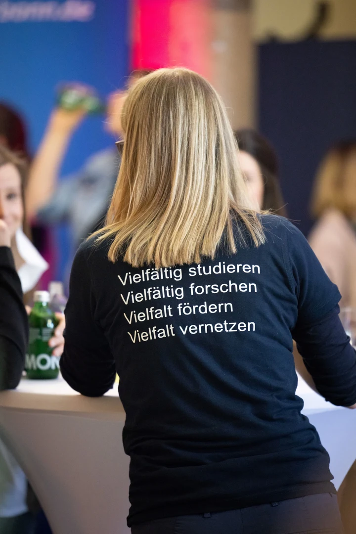 Die Universität Bonn ist dem seit 2018 bestehenden Rheinland-Netzwerk Chancengerechtigkeit beigetreten.