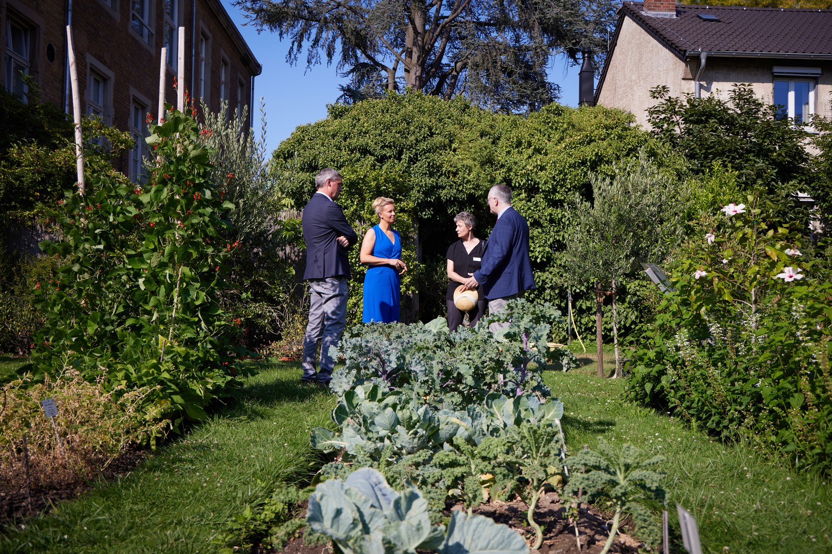 Ministerin Ina Brandes besuchte auch den Nutzpflanzengarten auf dem Campus Poppelsdorf.
