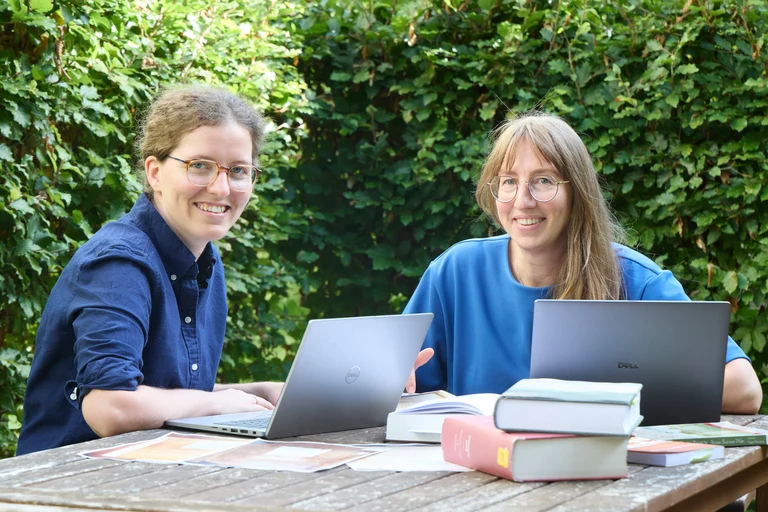 Dr. Eva Lehner (rechts) und Julia Schmidt vom Exzellenzcluster Bonn Center for Dependency and Slavery Studies der Universität Bonn forschen zu sozialen Netzwerken in der Kolonialzeit.