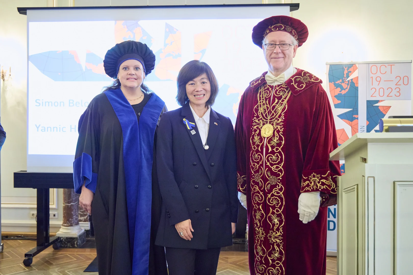 Die US-Generalkonsulin in Düsseldorf, Pauline Kao (Mitte), mit Rektor Michael Hoch und Prorektorin Birgit Ulrike Münch.