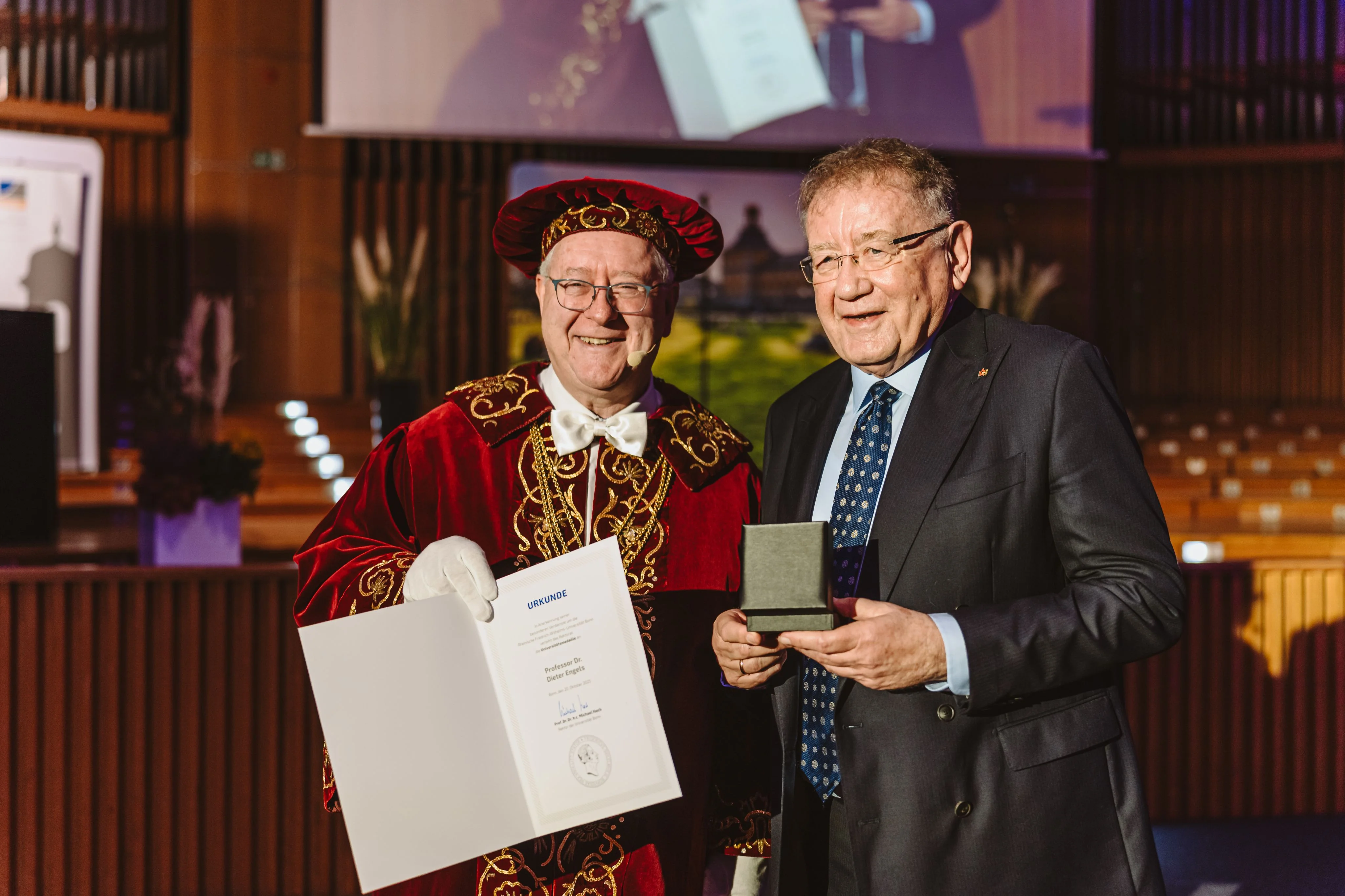 Universitätsmedaille für Dieter Engels