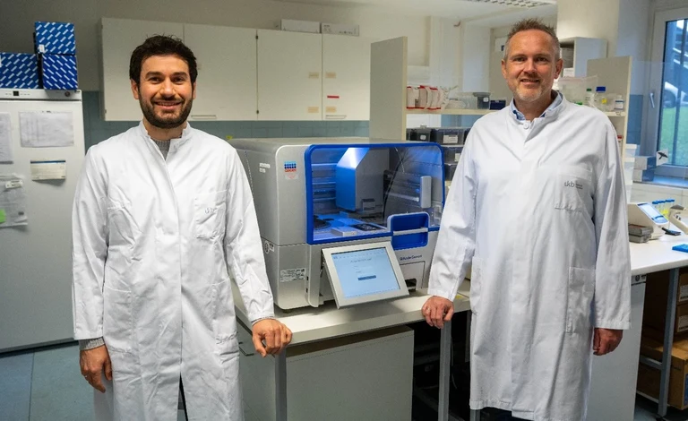 Doktorand Johannes Striebel und Prof. Dr. Volker Busskamp