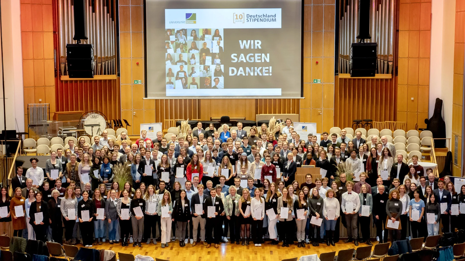 220 junge Menschen begegneten sich bei der gestrigen Urkundenvergabe.