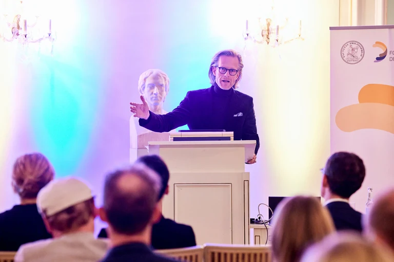 Der Dekan der Philosophischen Fakultät, Prof. Dr. Volker Kronenberg, bei der Eröffnung der Forschungsstelle.