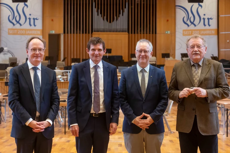 Die Hochschulwahlversammlung hat Kanzler Holger Gottschalk für weitere sechs Jahre gewählt.