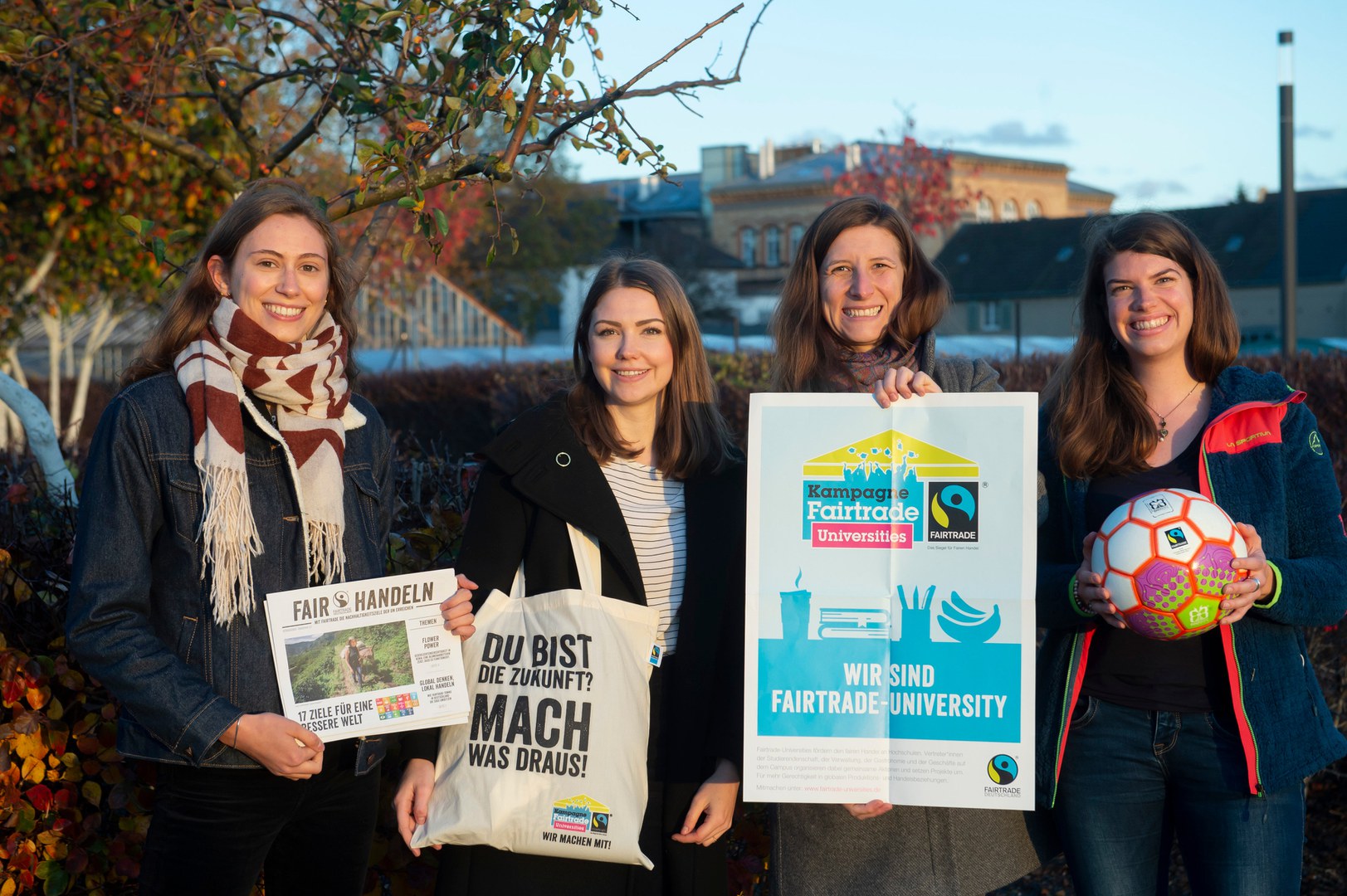 Akteurinnen der Fairtrade Gruppe: Meera Klußmann, Judith Meder, Leonie Bach und Luise Tegeler.