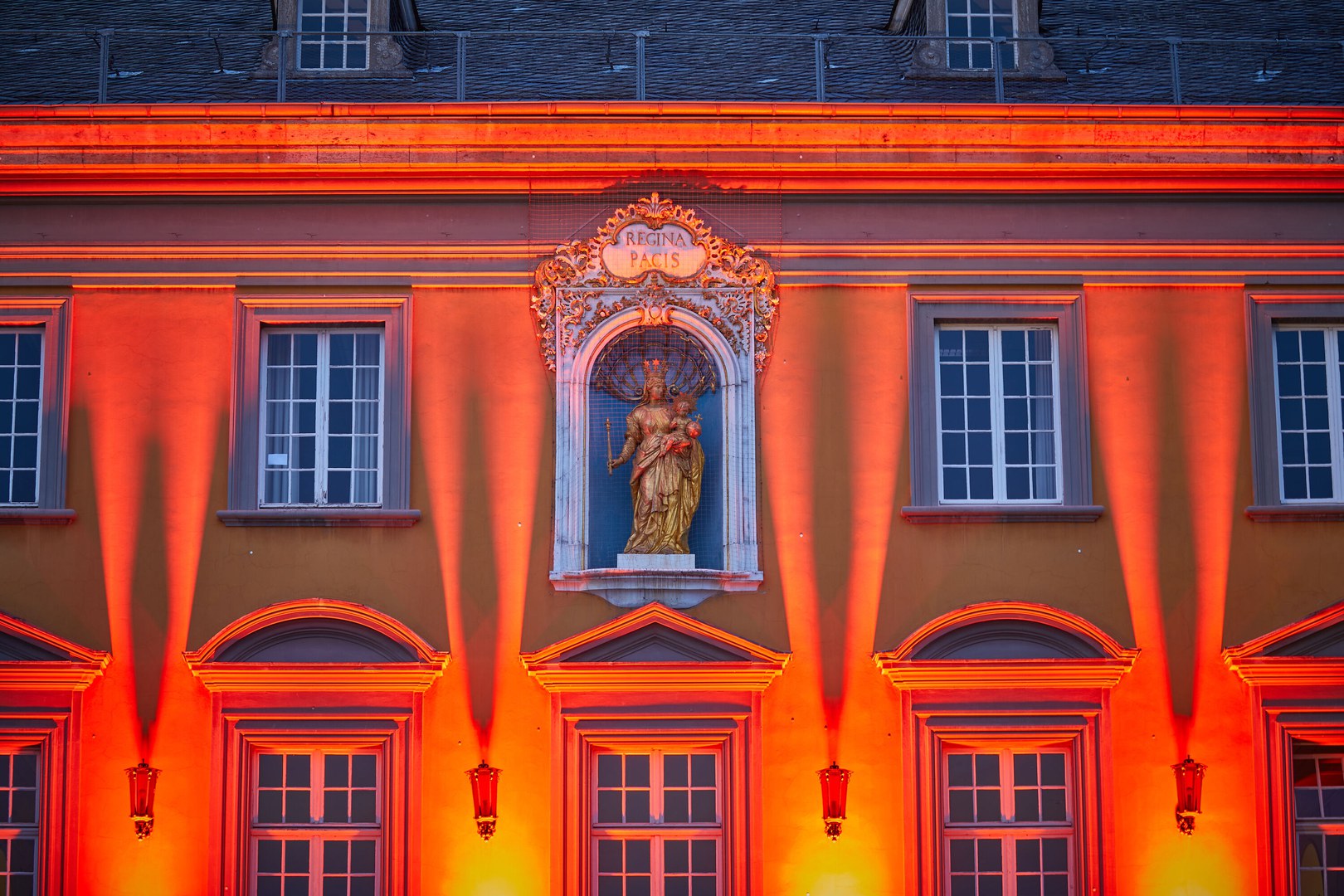 Bereits im letzten Jahr leuchtete die Fassade des Hauptgebäudes zur Hofgartenseite hin orange.